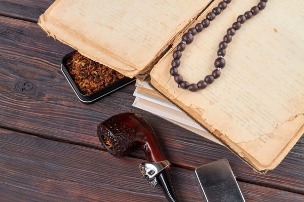 Comment choisir un sac à main qui complète une tenue florale?