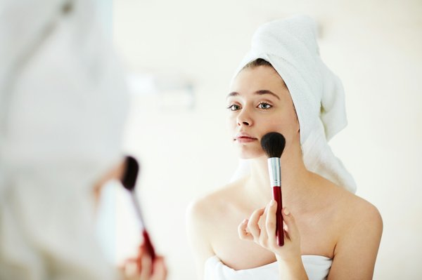 Comment réaliser un maquillage naturel pour un rendez-vous professionnel ou un entretien?