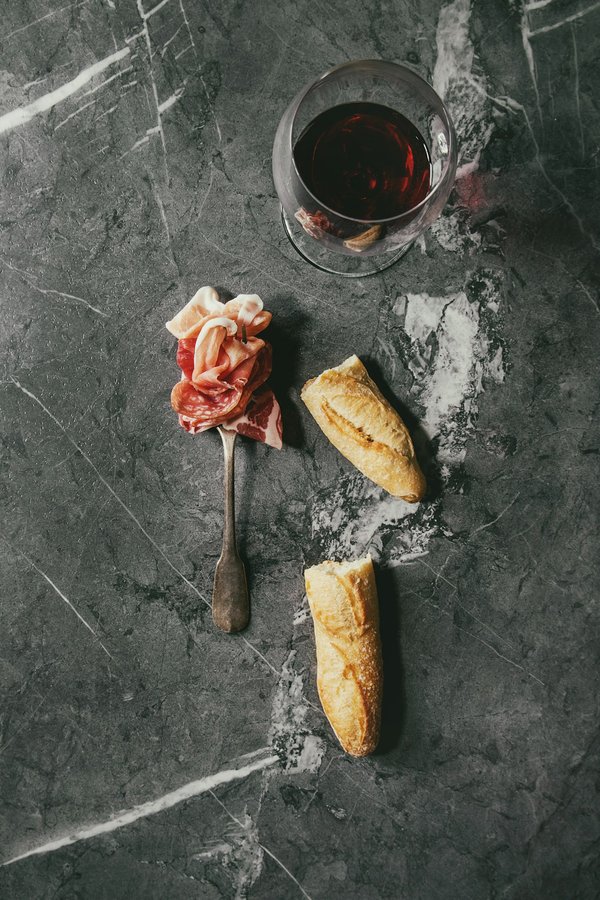 Comment assortir des bottines en cuir avec des pantalons de tailleur pour un look professionnel?