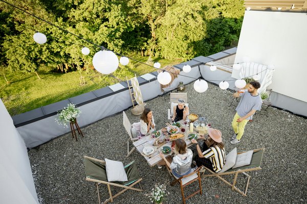 Quelles sont les techniques pour réaliser un maquillage naturel et résistant à la chaleur pour les journées d'été ?